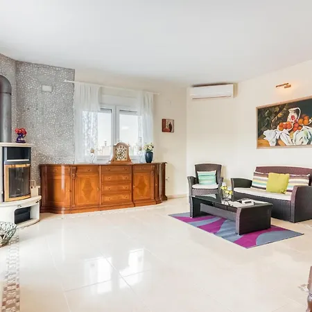 Pet Friendly In With Kitchen