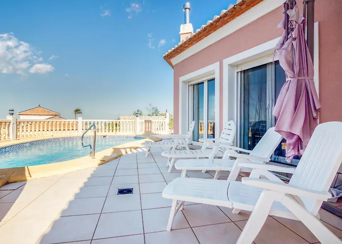 Pet Friendly In With Kitchen