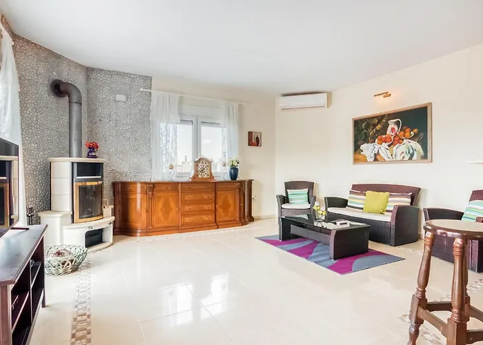 Pet Friendly In With Kitchen