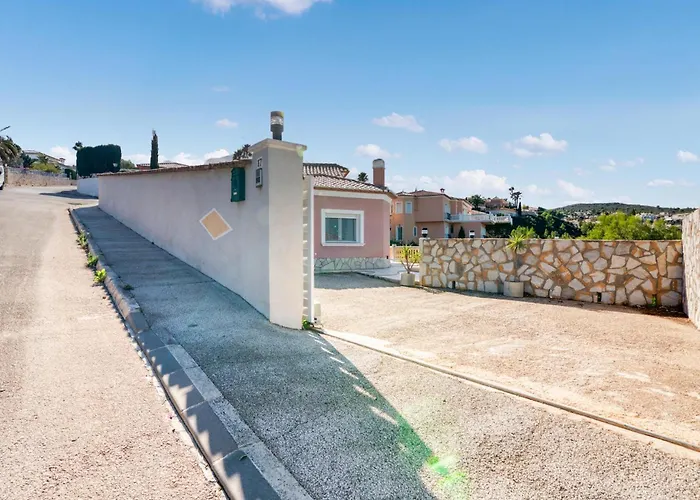 Pet Friendly In With Kitchen