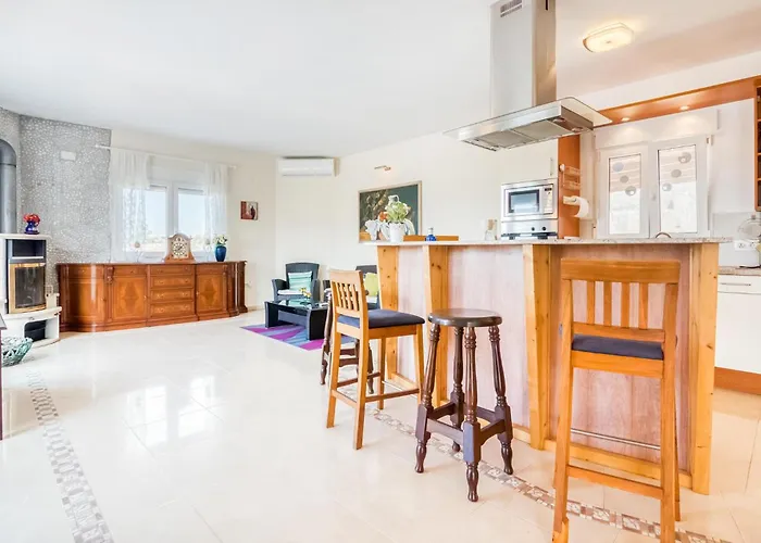 Pet Friendly In With Kitchen