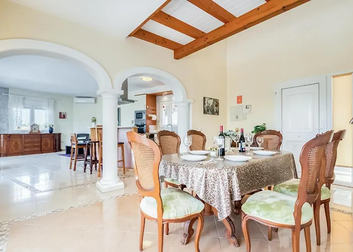 Pet Friendly In With Kitchen 別荘 デニア